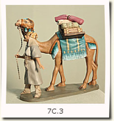 Camello de pie cargado con hombre-