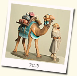 Camello de pie cargado con hombre-